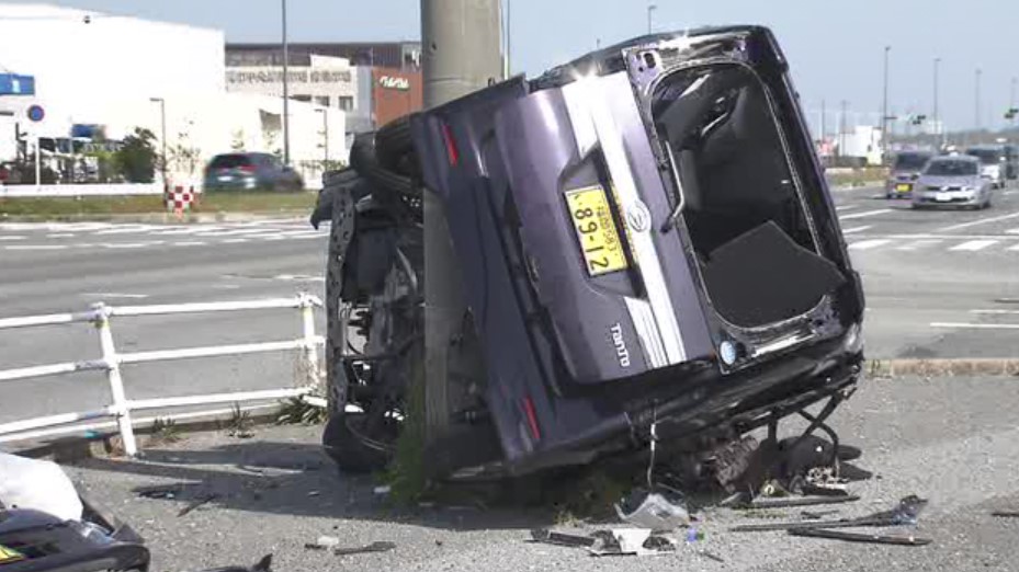 交差点で車２台衝突　軽乗用車が横転し大破　小６女児死亡　４人ケガ　福岡市