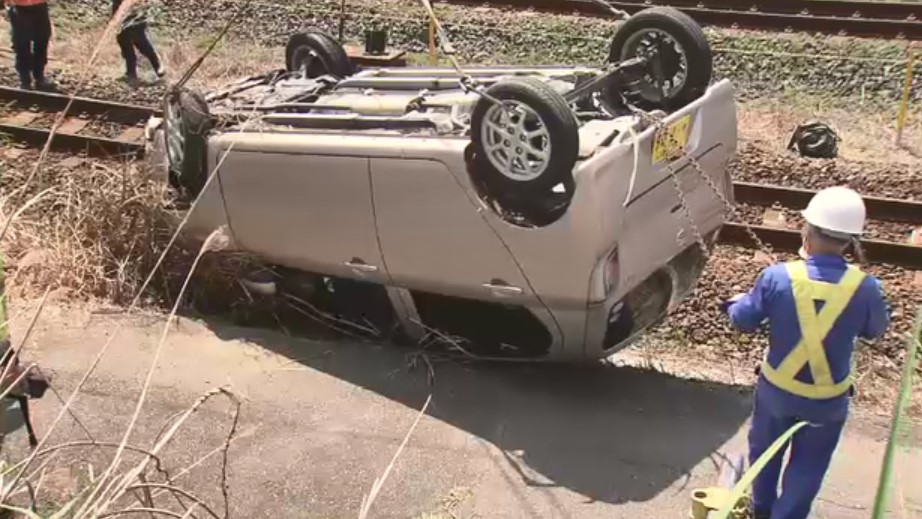 ＪＲ線路に８０代女性運転の車が転落　列車は緊急停止　乗客などケガなし　山口・宇部市