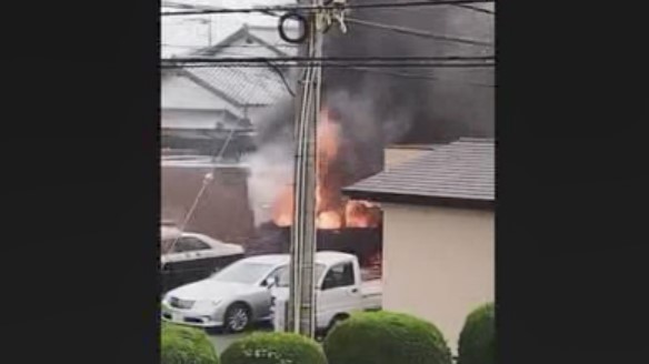 運転手が車内に火を放ち炎上　筑後警察署に車突っ込む　現場に“ガスボンベ”の破片散乱　福岡県