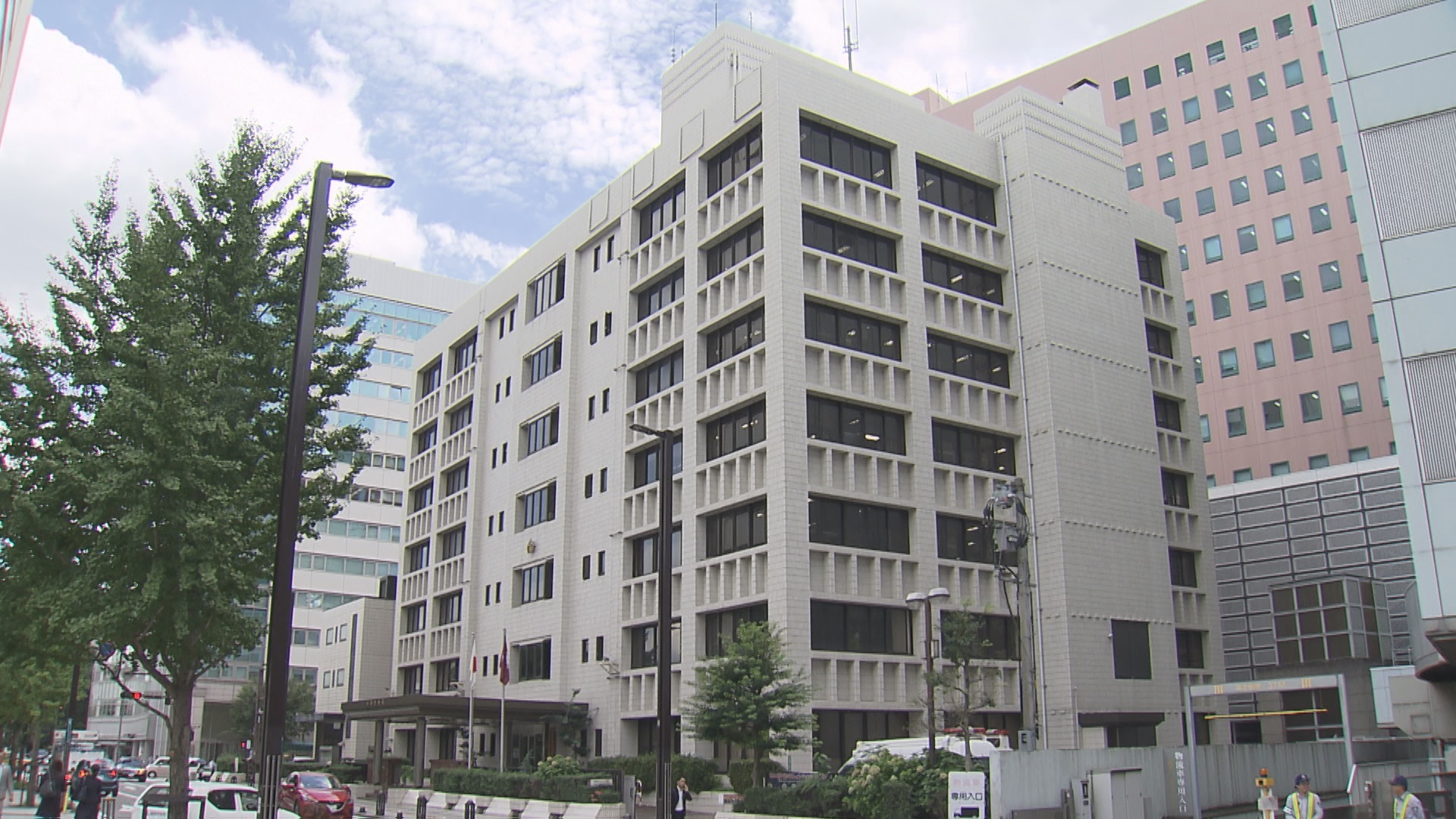 福岡市動物園で警備員はねられ意識不明の重体「ダンプと壁に挟まれた」　車両誘導中の事故か