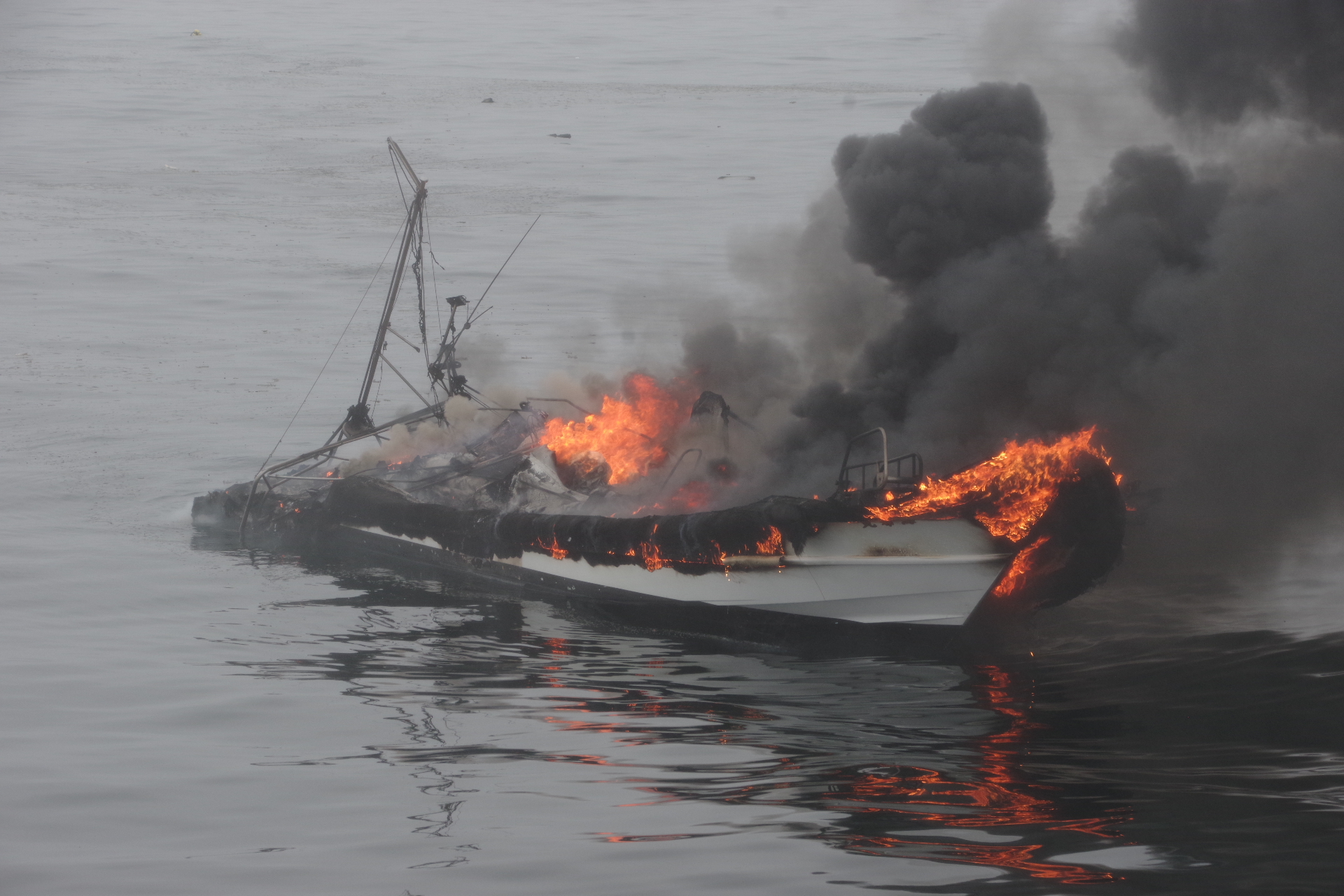 壱岐沖で福岡・糸島市の遊漁船が炎上・沈没　乗っていた８人は漁船が救助し無事