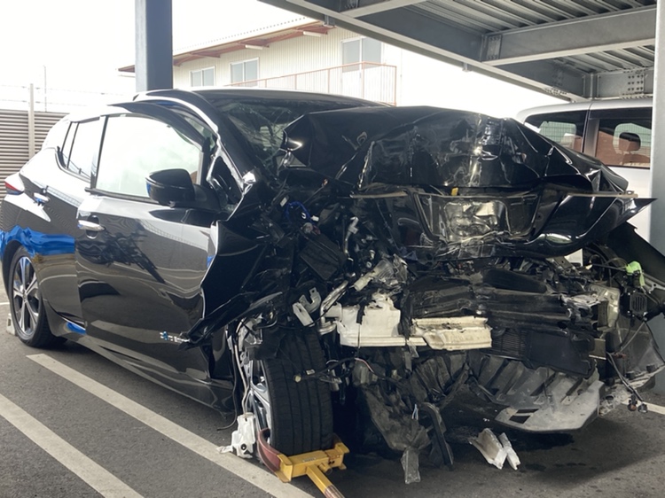商業施設の外壁に車が突っ込む　運転の７５歳男性死亡　別の車に衝突も　福岡・行橋市