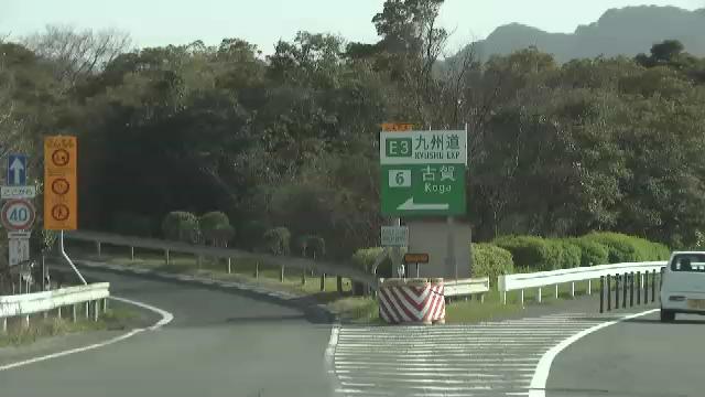 福岡県内の九州道で車が逆走　よけようとした車がガードレールに衝突　１人ケガ