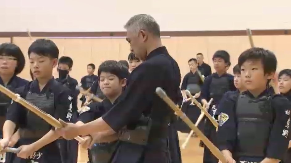 福岡県警が小学生に剣道指導　世界選手権入賞の警察官も　青少年の健全育成が目的