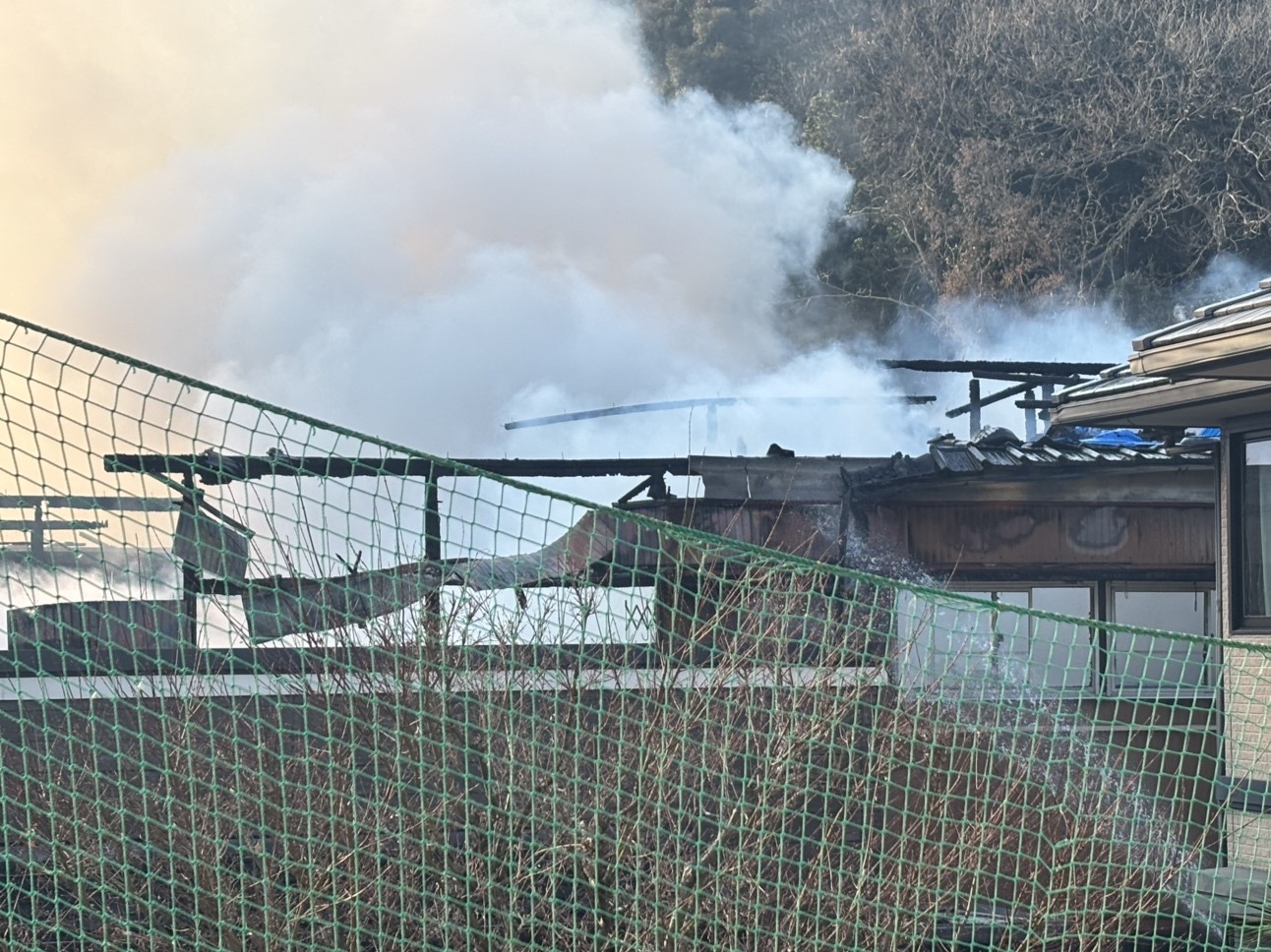 【速報】アパートで火事　「炎と黒煙が上がっている」と通報　屋根が焼け落ちたか　北九州高専に隣接し一時騒然　福岡