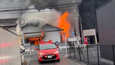 【速報】「建物から煙が見える」通報が多数　炎と黒煙が上がる　北九州市小倉北区　消防が消火活動中　福岡