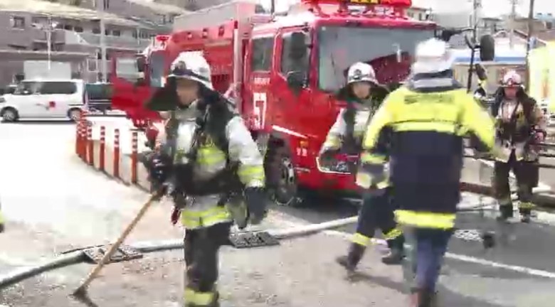 【速報】「5階建ての1階から火と煙」複数の通報…福岡市の団地で火事　2人けが　消防が消火にあたる