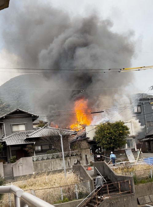 【速報】「家が燃えている」通報相次ぐ　北九州市門司区で木造平屋建て住宅焼ける　女性2人搬送　福岡