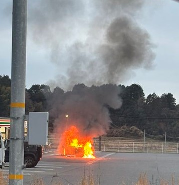 「走行中に煙が…」コンビニ駐車場で軽乗用車が全焼  山口・宇部市