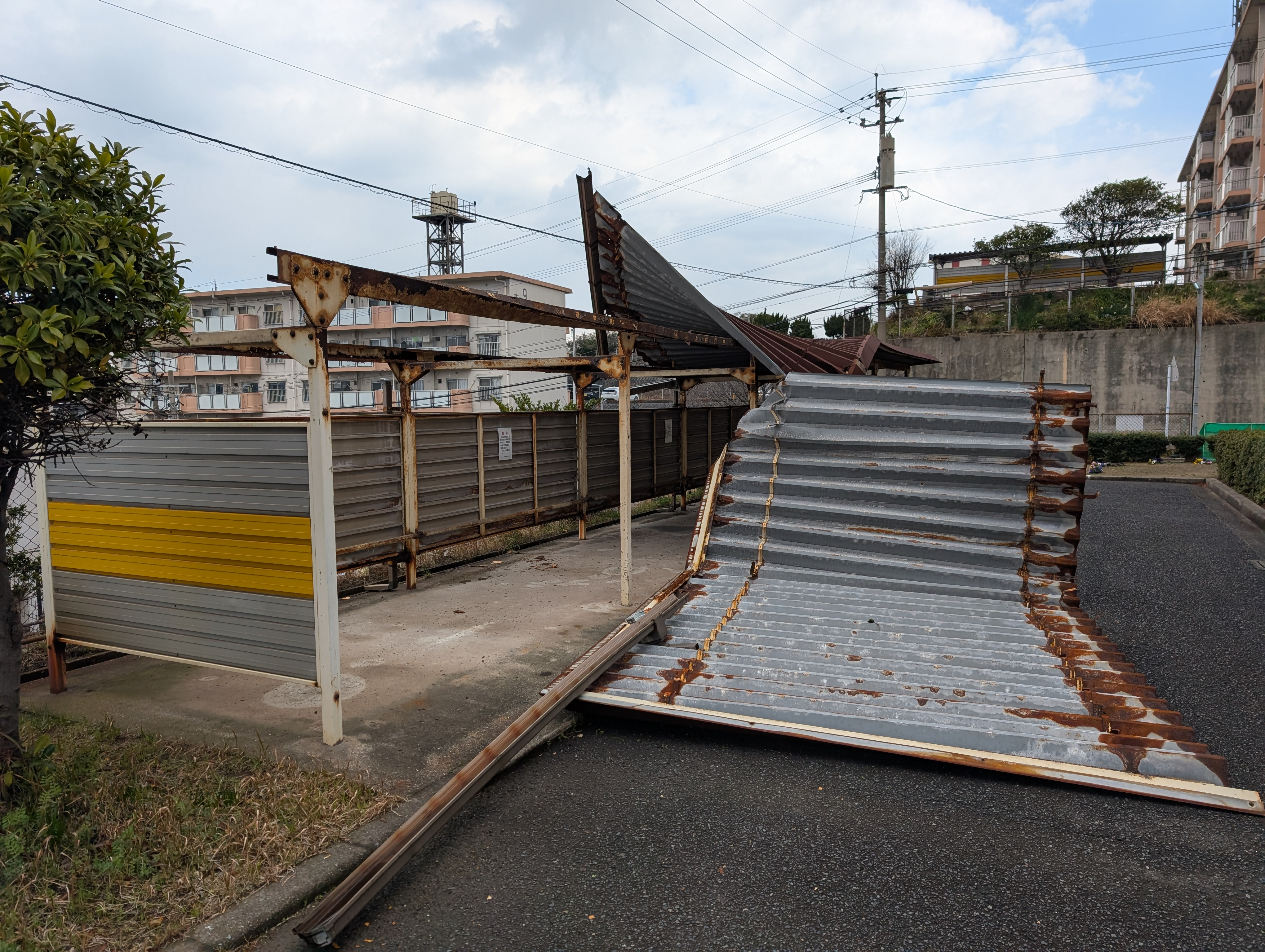 強風の影響…重さ85キロの駐輪場屋根はがれる　窓サッシも13階から落下　北九州市の市営住宅　福岡