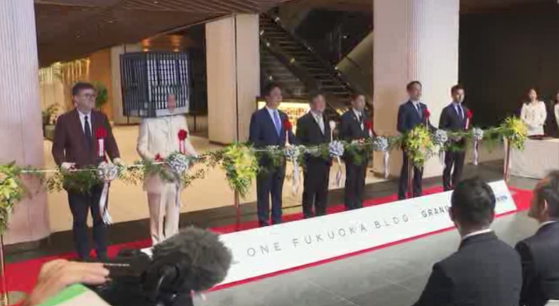 【速報】福岡市・天神「ワンビル」開業　未明から待ちわびる客も　都心部の新たな顔　最先端オフィスやホテルも備える
