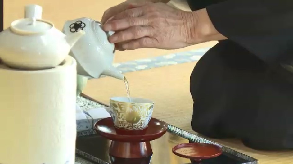 八十八夜にあわせ献茶祭　八女茶発祥とされる寺で生産者など130人参加　今年は「香りや深いコクを楽しめる味わい」　福岡