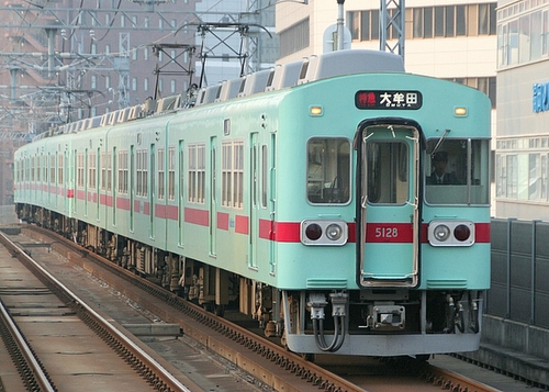 西鉄電車コラボスニーカー限定500足販売　アイスグリーンにレッド帯の車体色を再現　主力車両のデビュー50周年記念　WEBで予約受付　福岡