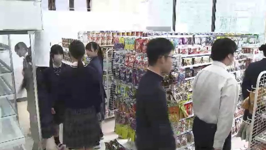 高校にファミマがやって来た　九州初出店　チョコレートなど1.5倍の品ぞろえに「めっちゃうれしい」　生徒数は1000人超　福岡