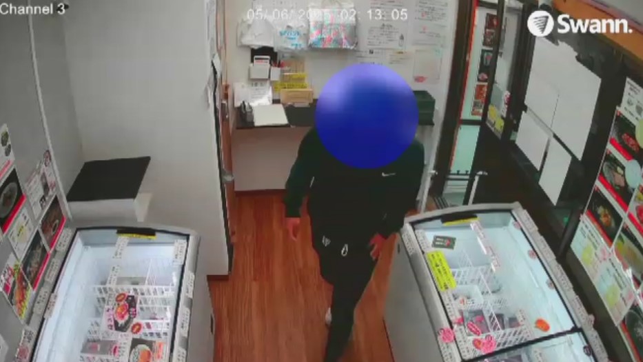 わずか15秒で馬肉セット1万円分を盗む　防犯カメラが捉えた犯行の瞬間　無人販売店に全身黒ずくめの人物　福岡