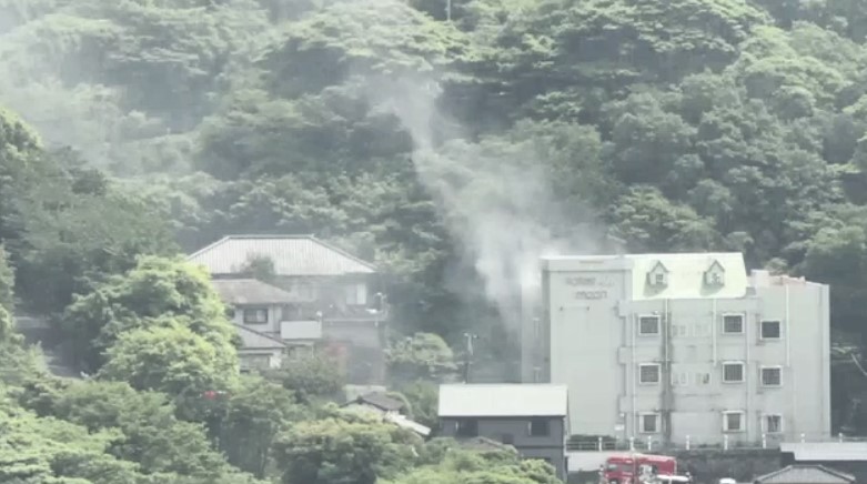 山手の“廃業ホテル”で火事　入口の外側が燃え白煙上がる　約1時間後に鎮火　警察と消防が原因調べる　福岡・北九州市