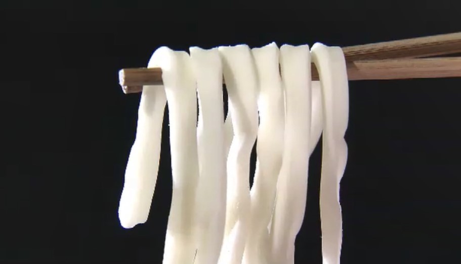 「見た目と味のギャップで脳がバグる」福岡の新定番になるか「うどん風グミ」誕生　食感はやわらかもっちり　“資(すけ)さんうどん”発祥の北九州で