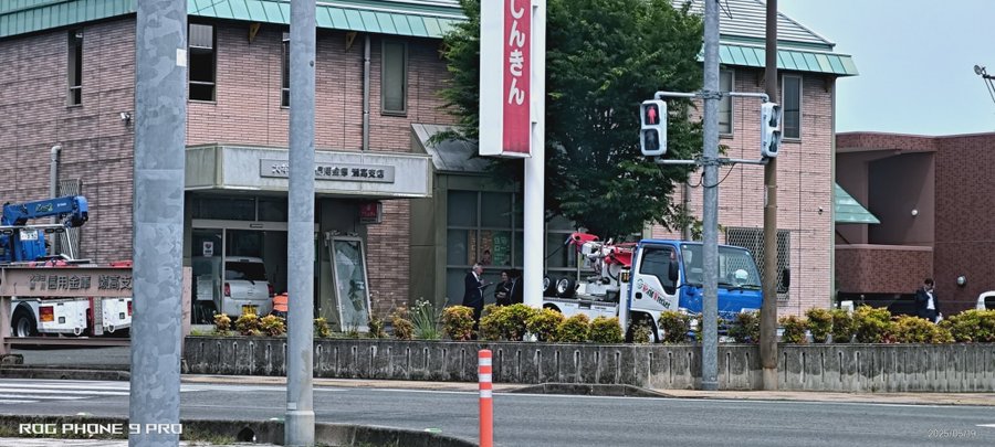 【速報】信金の店舗に軽乗用車突っ込む　客1人がけが　73歳女性が運転「ギアをバックに入れる前にアクセル踏んだ」福岡