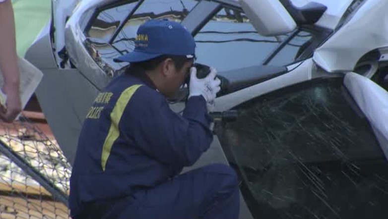 80～90代男性が運転の車　歩行中の女性はねる　女性は死亡　車はフェンス破って線路に進入し横転　西鉄貝塚線は一時全線で運転見合わせ　福岡