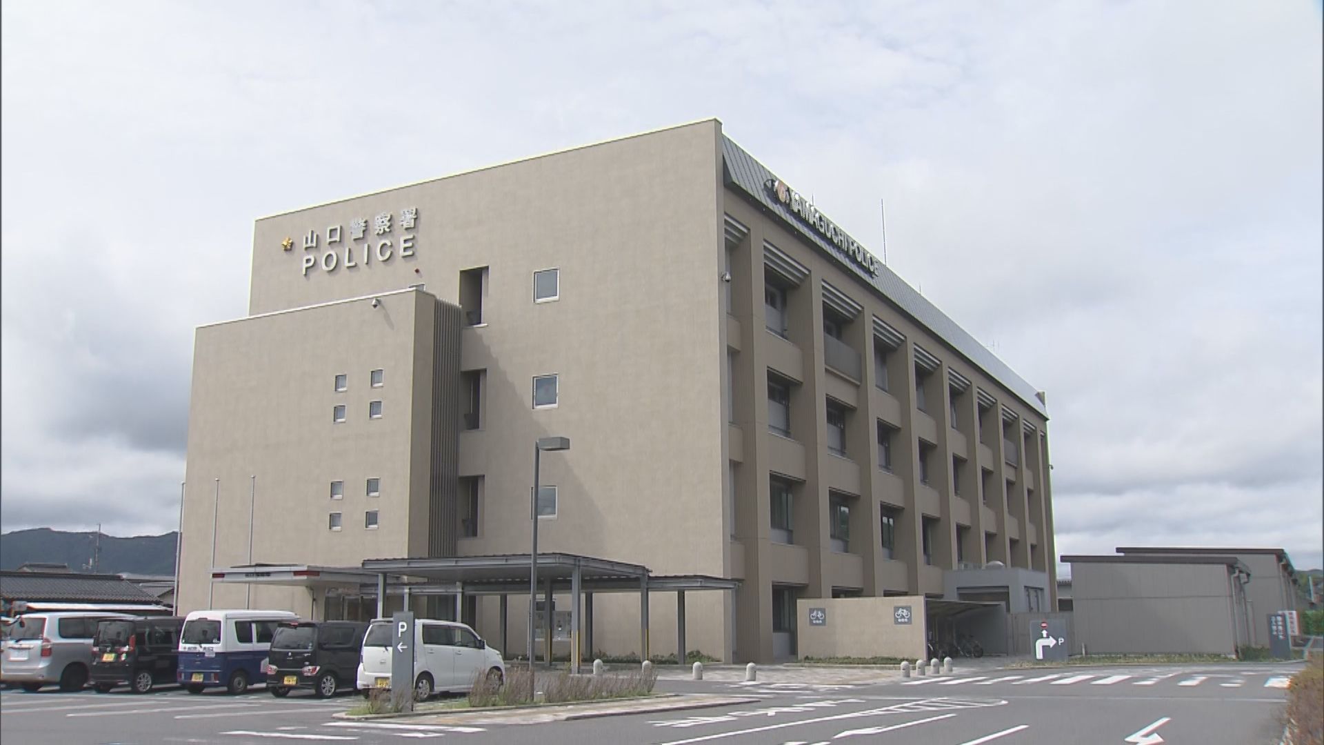 【速報】商業施設の駐車場で買い物客はねられる　けが人複数か　高齢男性が運転の車が車止めを乗り越える　山口市