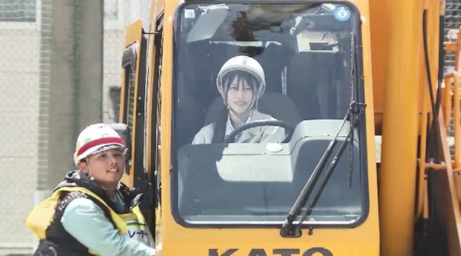 高さ約20メートル…巨大クレーン車の操縦を高校生が体験　「若い世代の担い手増やしたい」地元のクレーン協会が開催　福岡・北九州市