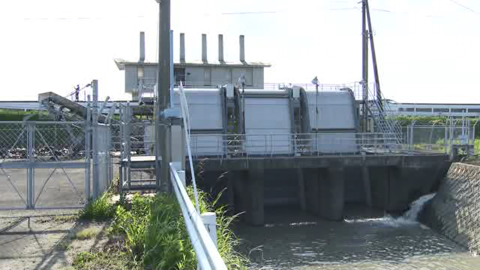 死産ではなく生まれた後に死亡か　水門近くで発見の赤ちゃん遺体　へその緒が付いたまま　陸に引き揚げた草木などの中から見つかる　福岡・大川市