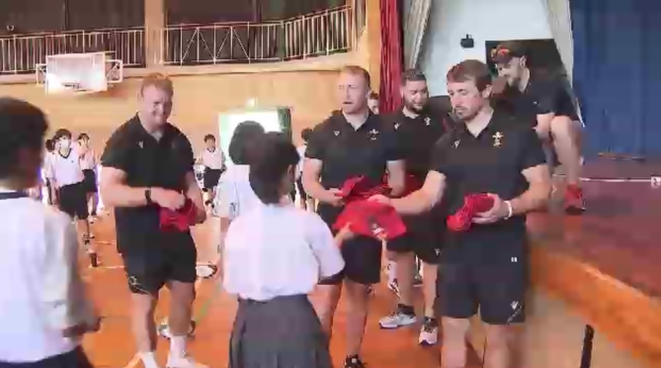 ラグビーのウェールズ代表と交流　中学生がウェールズ国歌を披露　5日に日本代表と試合　福岡・北九州市