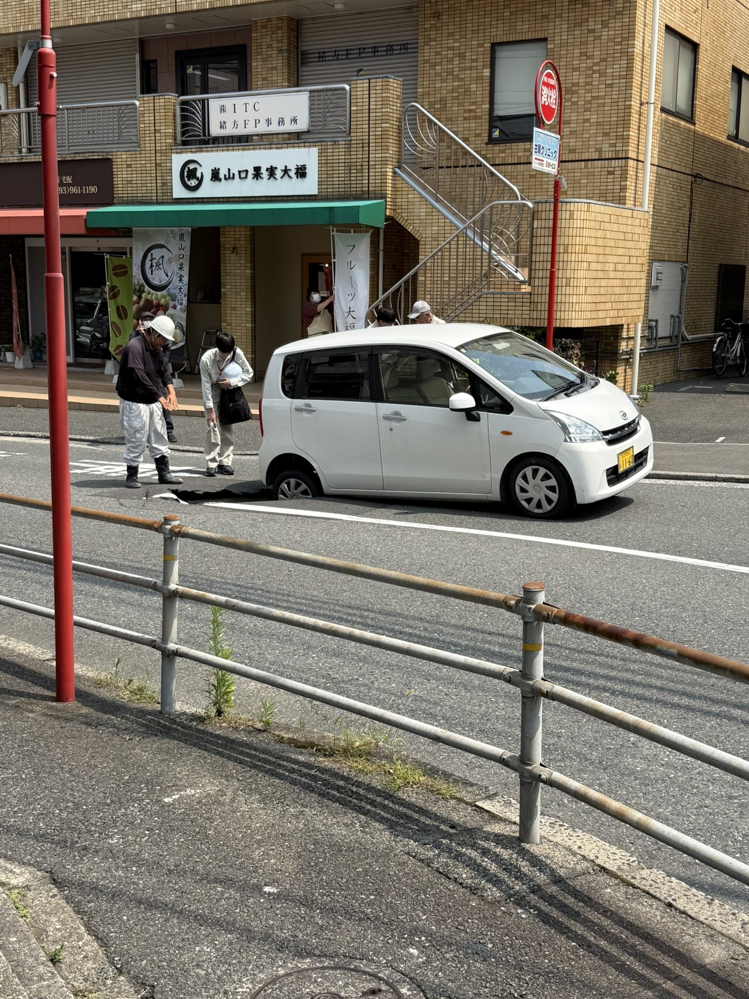 北九州市で県道が陥没　車の後輪が穴にはまり一時立ち往生　武内市長が現場視察「復旧を急ぐよう指示」　福岡
