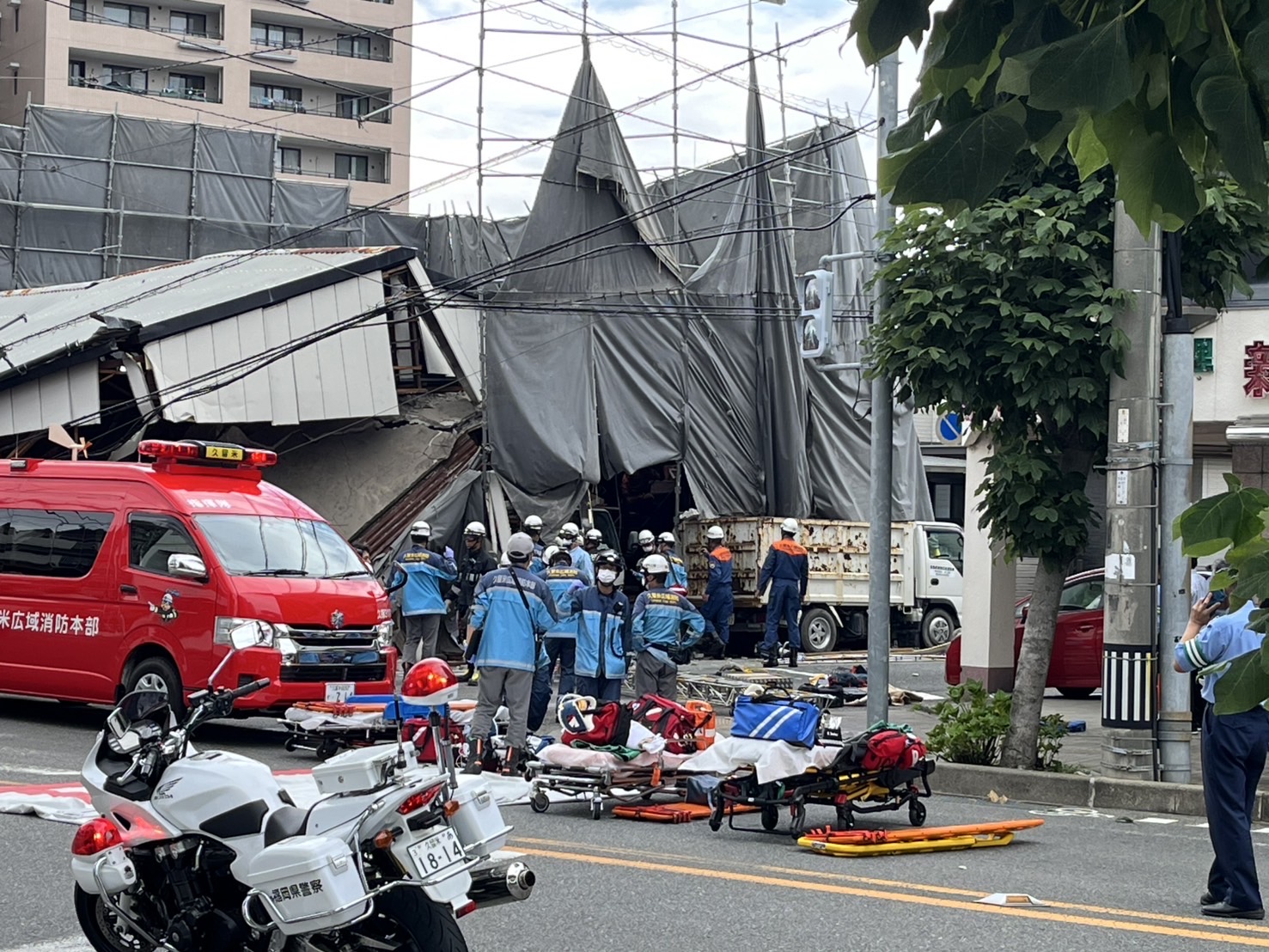 【速報】「建物が崩壊して鉄骨の下敷き」と通報　4人ほどけがの情報　解体工事中か…状況を詳しく調べる　福岡・久留米市