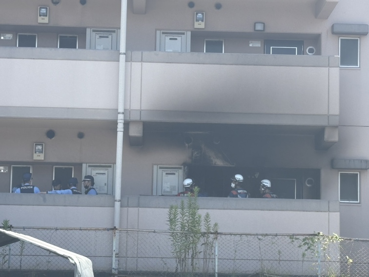 通路に置かれた傘立てやベビーカー焼ける　3階建て集合住宅で火事　消防が出動し消火　原因を詳しく調べる　福岡市
