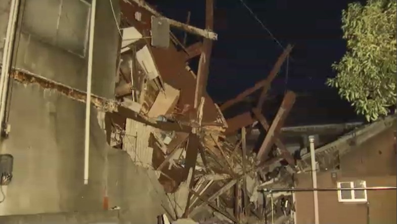 鉄骨やコンクリート片が隣家に押し寄せ…3階建ての空き家が崩壊　4世帯が自主避難　周辺でガスや電気止まる　福岡・福津市