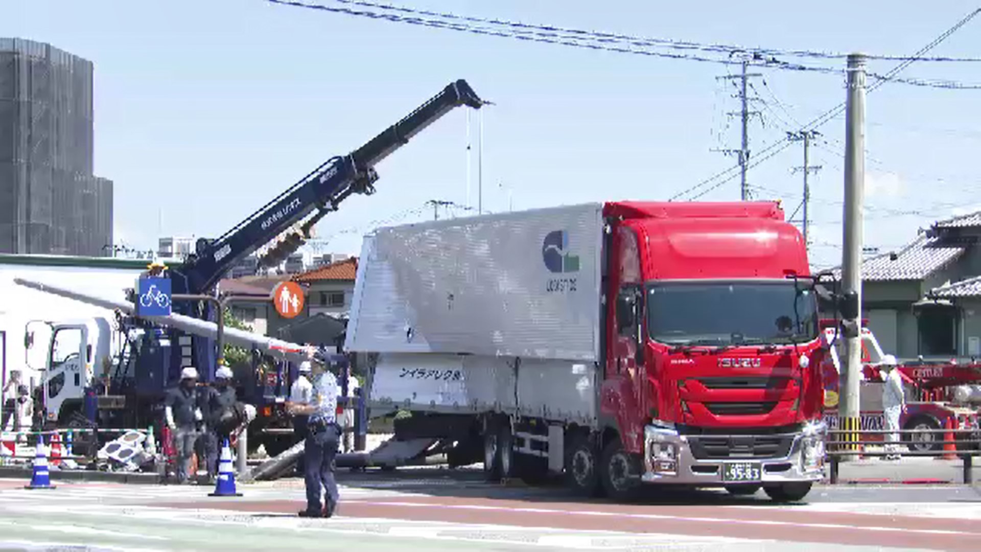 交差点でトレーラーやワゴン車など5台絡む事故　2人搬送　信号機を破損　直進車と右折車が衝突　福岡・筑紫野市