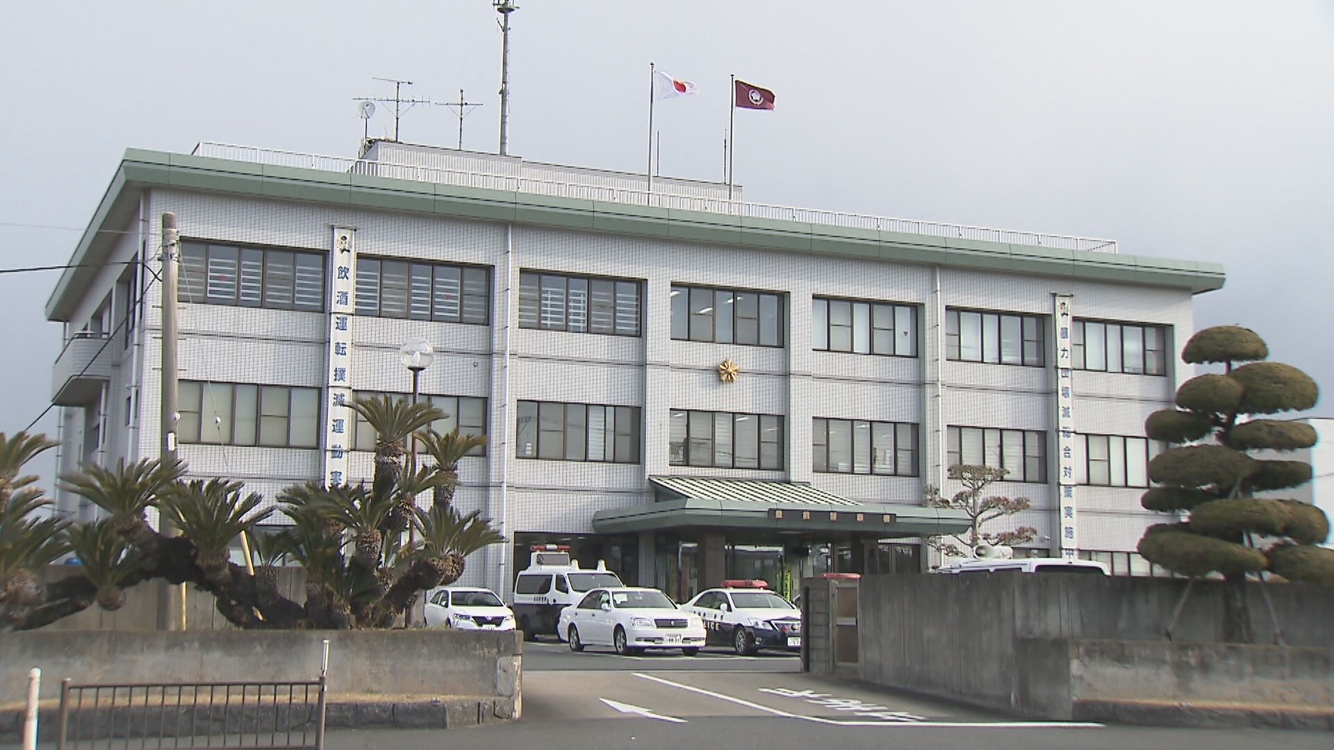 墓石や住宅の壁にぶつかり“飲酒運転”発覚　23歳女を逮捕　勤務先スナックから帰宅途中に数人を送り…事故　「焼酎を何杯か飲んだ」　福岡・吉富町