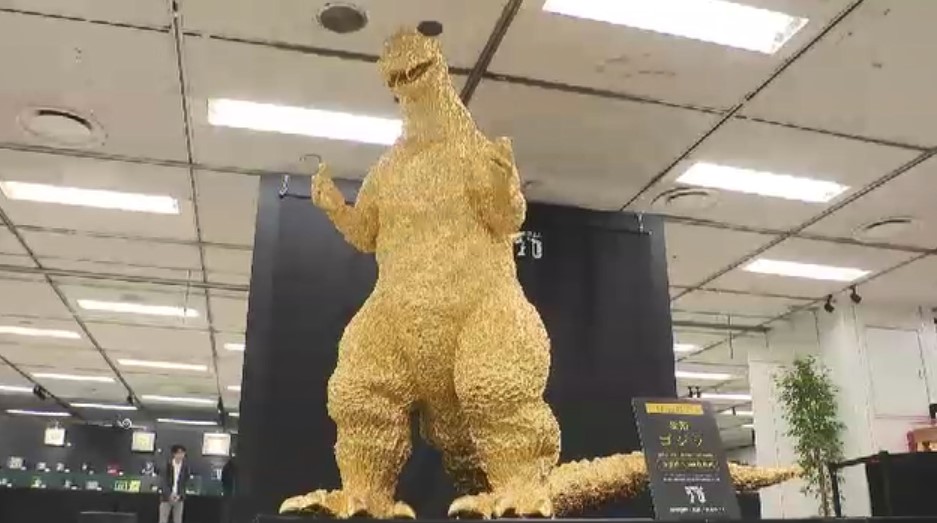 高さ2m 黄金の「ゴジラ」九州初上陸　1000点以上の金製品が展示販売　7億円超の大判も　「大黄金展」大丸福岡天神店で8月3日まで