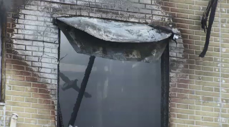 火事の原因はトラッキング現象か　福岡市で2階建て住宅1棟全焼　焼け跡から見つかった遺体の身元確認急ぐ