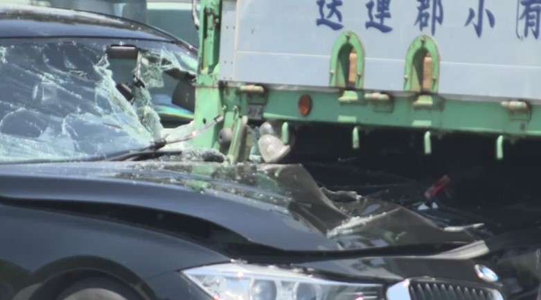 国道でトラックなど5台が次々と衝突　幼稚園バスとみられる車も巻き込まれる　2人が病院搬送　福岡市博多区