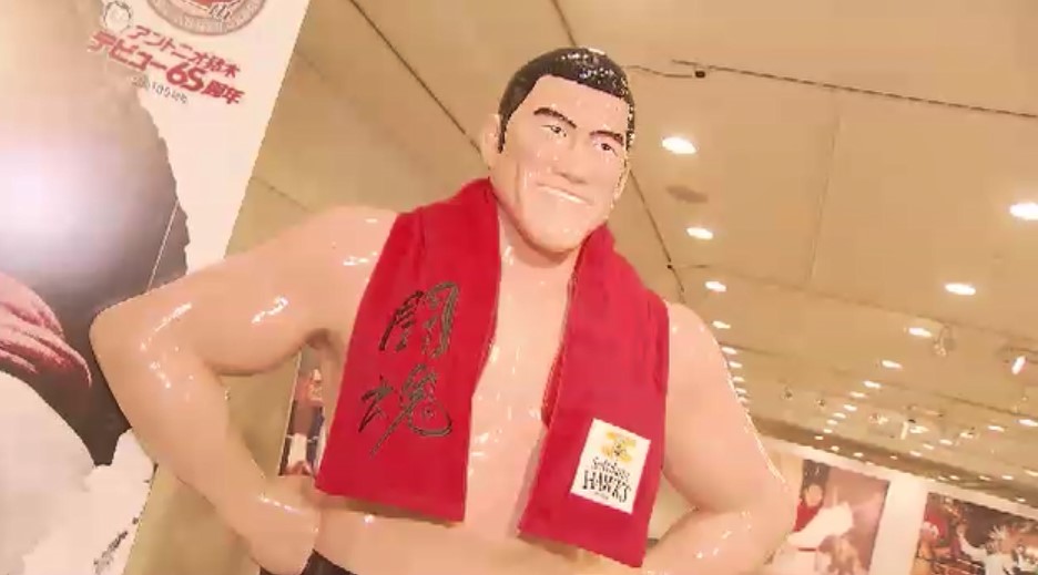 アントニオ猪木さんの激闘振り返る　レジェンドの特別展に熱血ファン続々　本人着用のガウンなど展示　福岡・北九州市
