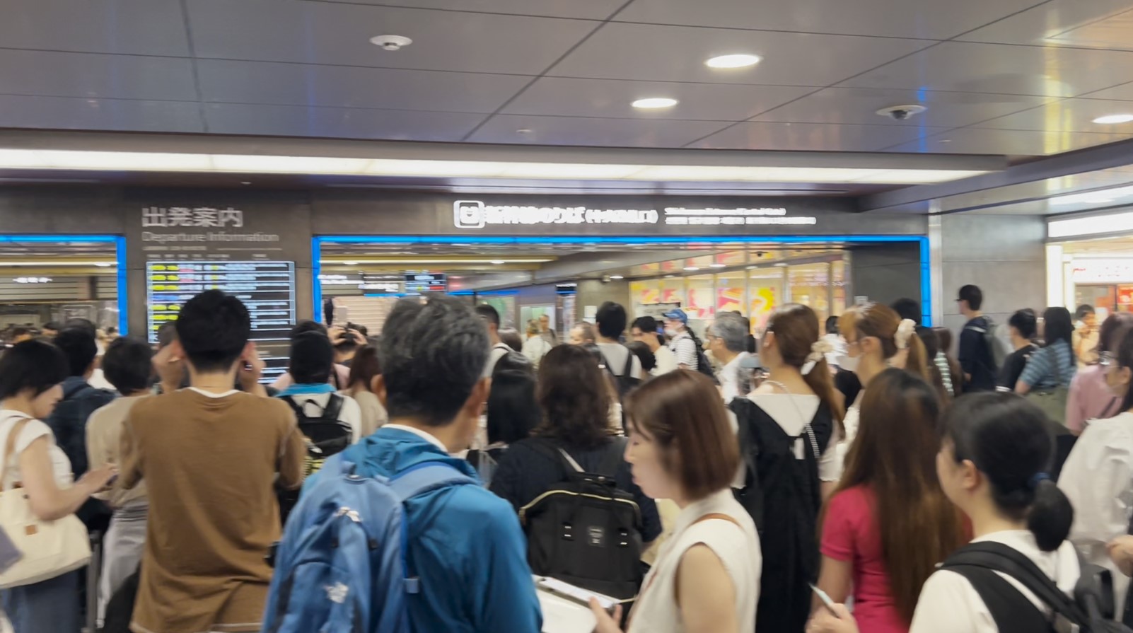 大雨で山陽新幹線が運転見合わせ　博多～広島間　博多駅はお盆休み重なり激しい混雑　九州新幹線や在来線もダイヤ乱れる　福岡