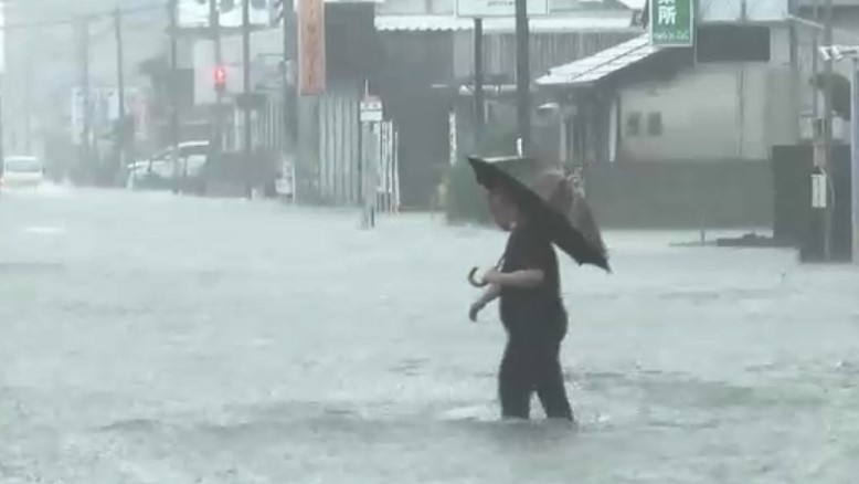 記録的大雨　川に流されたとみられる男女2人の捜索再開　少しの雨でも土砂災害のおそれ…厳重警戒呼びかけ　福岡