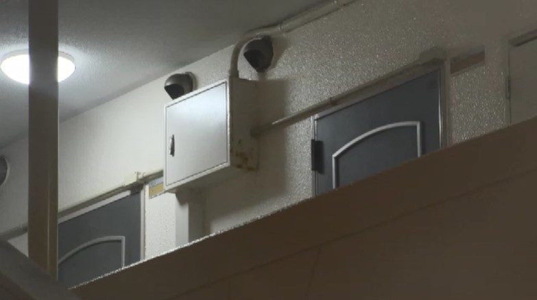 アパート通路で女性切りつけられる　男が背後から刃物突きつけ部屋のカギを開けるよう要求か　傷害事件として捜査　福岡