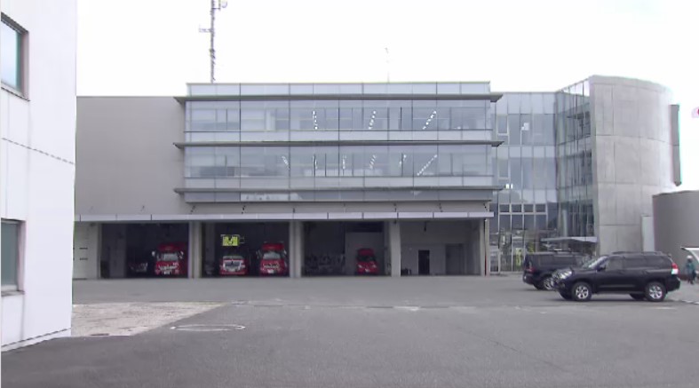 救急車が国道のフェンスに接触する事故　右折レーンで縁石に乗り上げる　救急隊員3人が乗り組む　粕屋南部消防本部　福岡