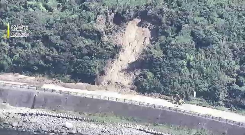 がけ崩れでバイクもUターン…観光地・糸島の「サンセットロード」約6キロ通行止め 　大雨から1週間も復旧のメド立たず　近くの飲食店も「観光客の数が激減」　福岡