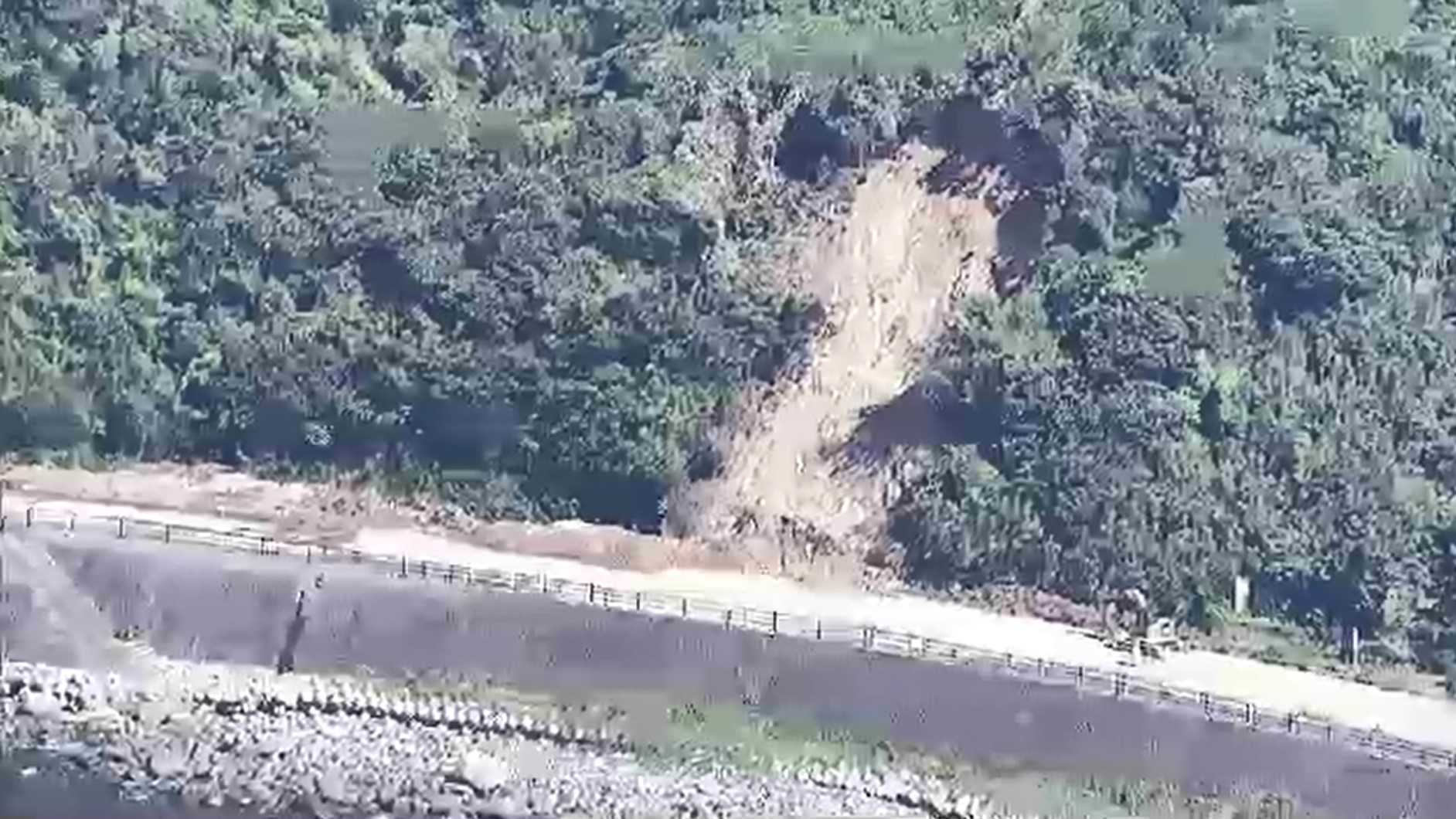 9月中旬に片側車線のみ通行再開へ　観光地・糸島「サンセットロード」がけ崩れで一部通行止め　完全復旧はメド立たず　福岡
