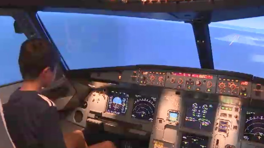 中学生が“パイロット”体験　航空会社のフライトシミュレーターで離陸や着陸の操縦も　夏休みにあわせ「まちごと職業体験」　福岡・北九州市