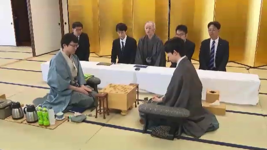 将棋・王位戦第4局2日目　藤井七冠の勝負めし「冷やしぶっかけあなごうどん」　永瀬九段は2日連続「ねばねば海鮮丼」　勝敗は夜までに決まる見通し　福岡・宗像市
