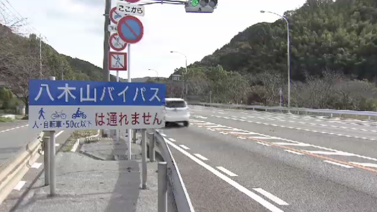 八木山バイパスの一部区間で通行止め　軽乗用車とトラックの衝突事故　男性1人を病院に搬送　福岡・飯塚市