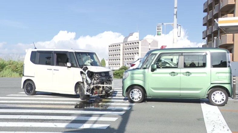 【速報】国道3号線で車3台の玉突き事故　交差点で衝突か　病院に運ばれた人も　路上には部品など散乱　福岡・古賀市