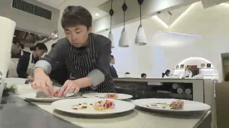 “6年連続ミシュラン二つ星”の味を福岡で　シェフがフレンチレストラン開店へ　料理にすべてフルーツ　チャペル改装の店内はわずか8席