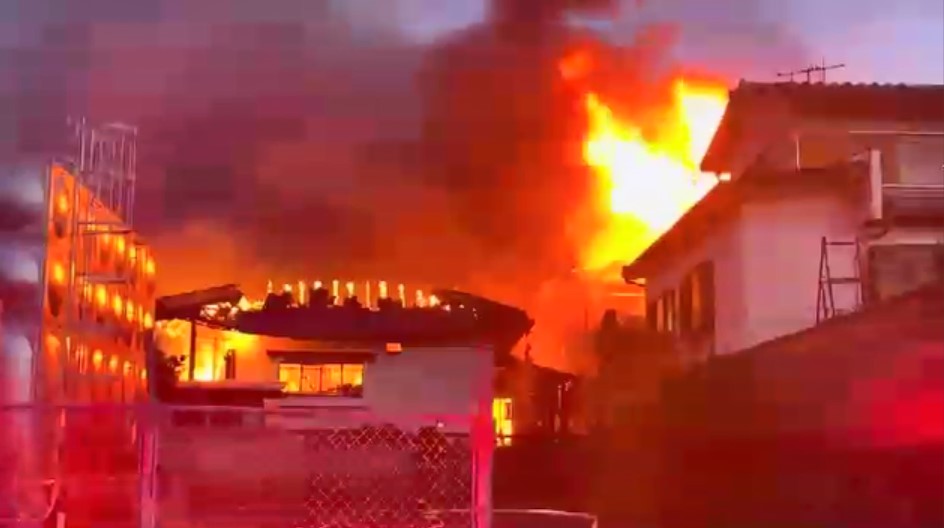 早朝の住宅街に炎と煙が上がる　3棟を全焼する火事　約6時間後に消し止められる　福岡・中間市