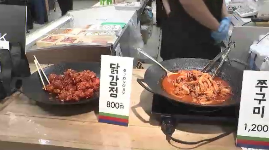 ずらりと並ぶ屋台にハングル…まるで韓国の市場　“本気”のグルメが勢ぞろい　「アワビのおかゆ」は体に染みわたる味わい　福岡